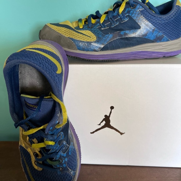 Women’s Nike two tone athletic shoe - Picture 2 of 7